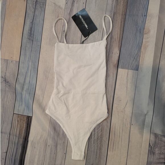 NWT Pretty Little Things Basic White Square Neck Thong Bodysuit Size 2 - Picture 2 of 4
